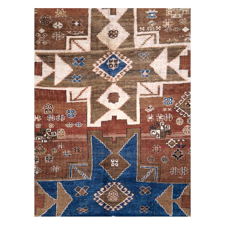 Tapis d'accent caucasien Kazak vintage avec un design tribal géométrique de 2 étoiles bleues à 8 points formant des pointes de flèches et 1 étoile à 8 points crème.

Mesures : 6' 6