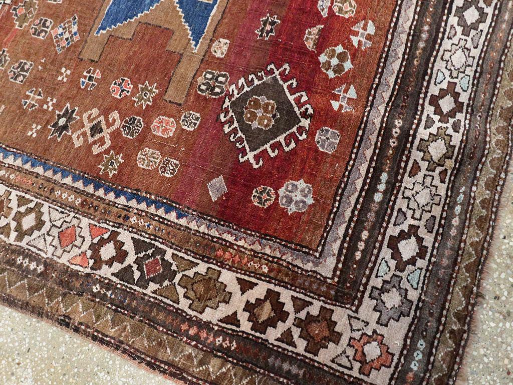 Tapis caucasien d'appoint tribal Kazak fait à la main du milieu du 20e siècle en vente 1