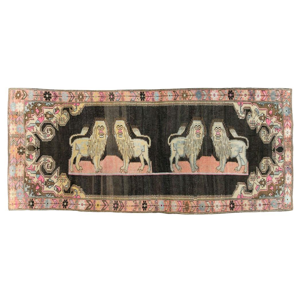 Handgefertigter kaukasischer malerischer Karabagh-Galerieteppich aus der Mitte des 20. Jahrhunderts im Angebot