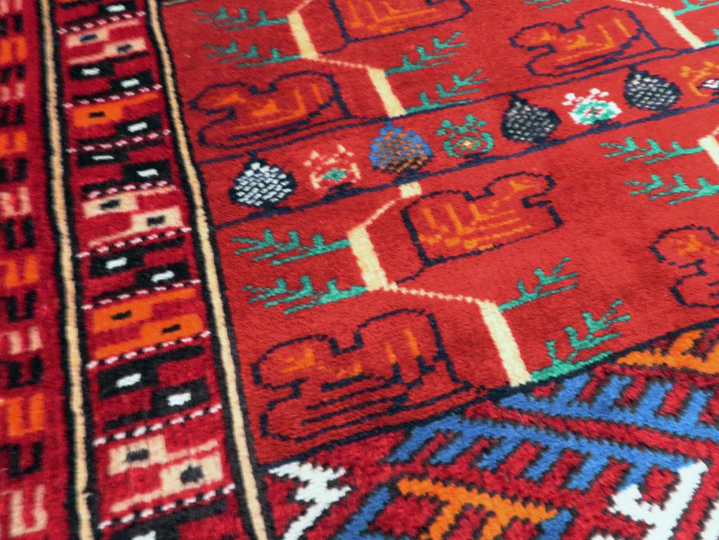 Tribal Petit tapis turkoman d'Asie centrale fait à la main du milieu du 20e siècle en vente