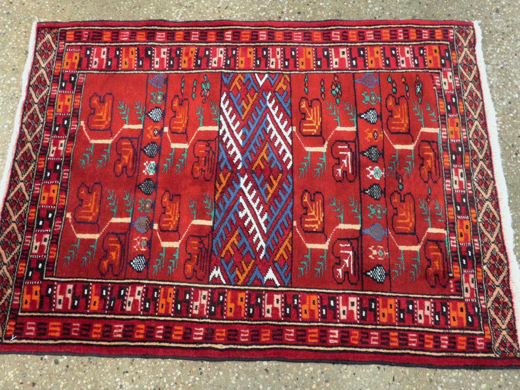 Centrasiatique Petit tapis turkoman d'Asie centrale fait à la main du milieu du 20e siècle en vente