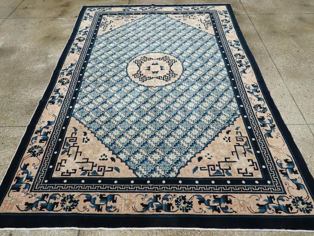 Alfombra de acento china de mediados del siglo XX en azul cerúleo y crema hecha a mano Anudado a mano en venta