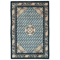 Tapis d'appoint chinois du milieu du 20e siècle fait à la main en bleu céruléen et crème