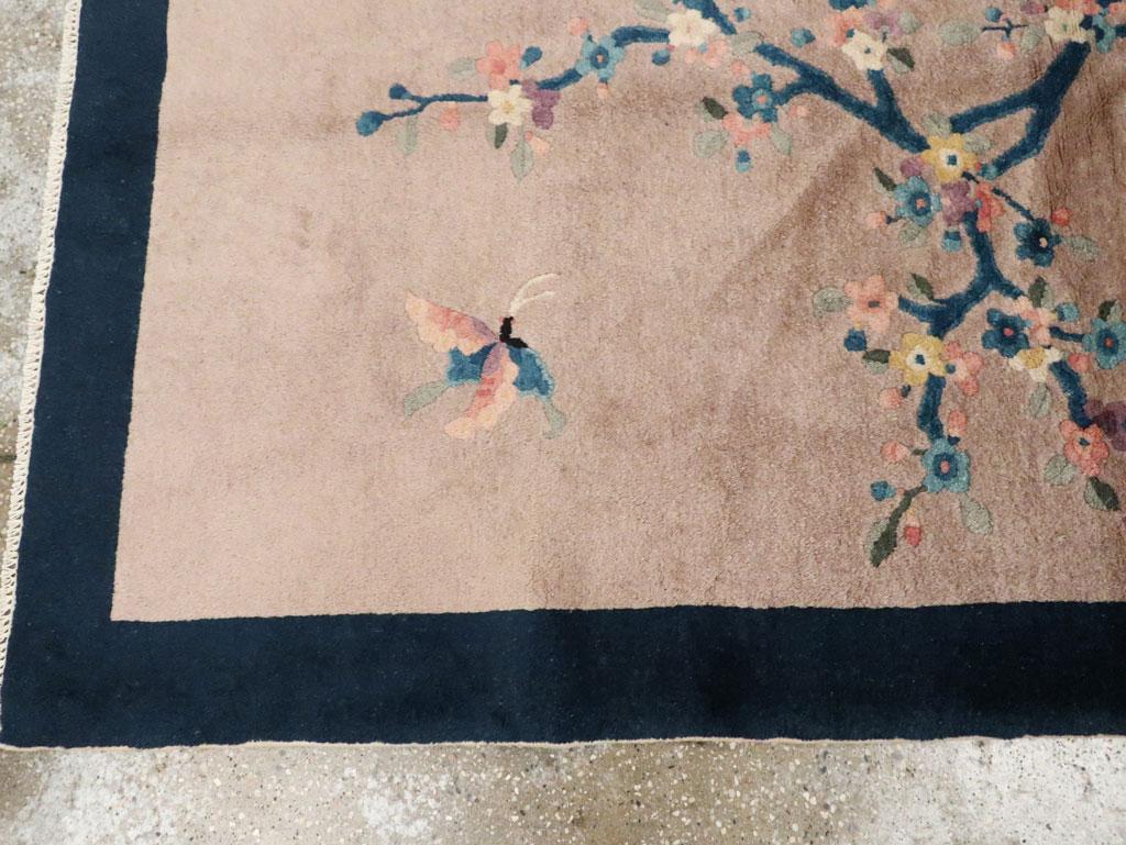 Handgefertigter chinesischer Art-déco-Akzent-Teppich aus der Mitte des 20. Jahrhunderts im Zustand „Hervorragend“ im Angebot in New York, NY