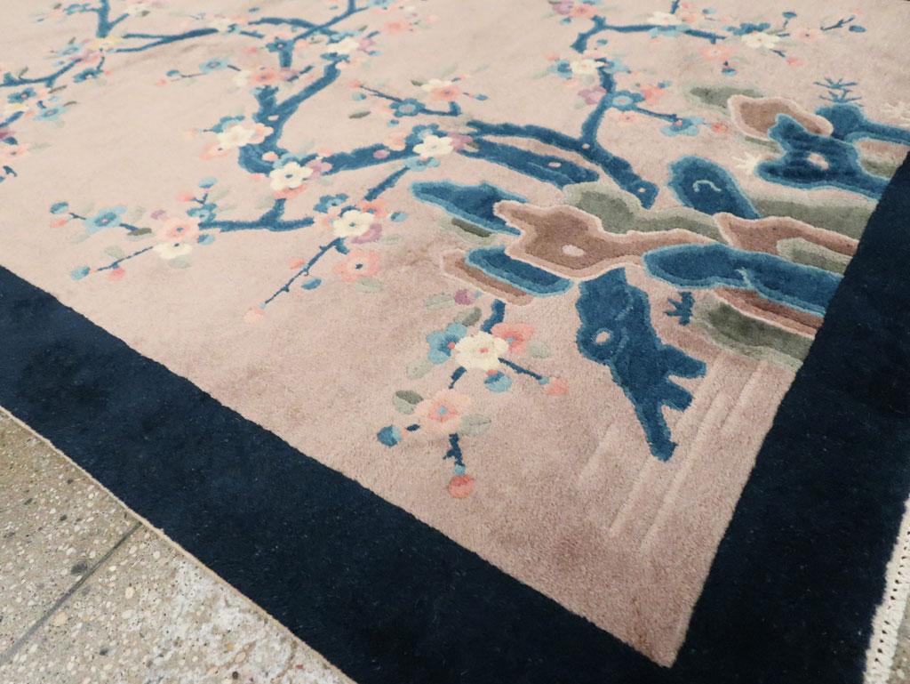 Handgefertigter chinesischer Art-déco-Akzent-Teppich aus der Mitte des 20. Jahrhunderts (Wolle) im Angebot
