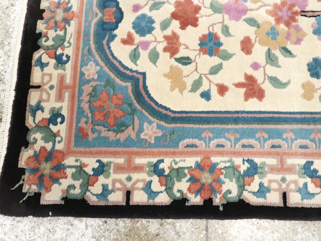 Tapis décoratif chinois Art Déco fait à la main du milieu du 20e siècle Excellent état - En vente à New York, NY