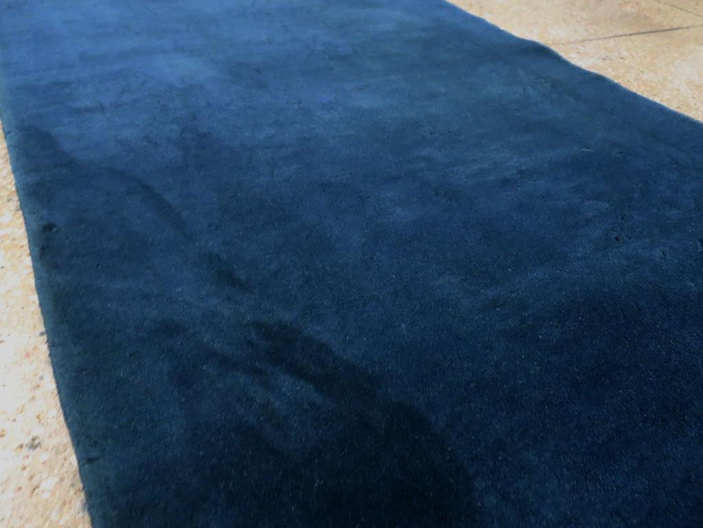 Noué à la main Tapis décoratif chinois Art déco du milieu du 20e siècle, fait à la main en bleu en vente