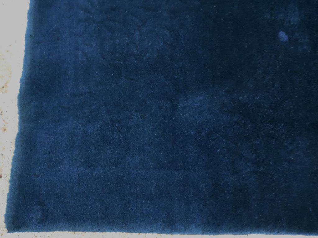 20ième siècle Tapis décoratif chinois Art déco du milieu du 20e siècle, fait à la main en bleu en vente