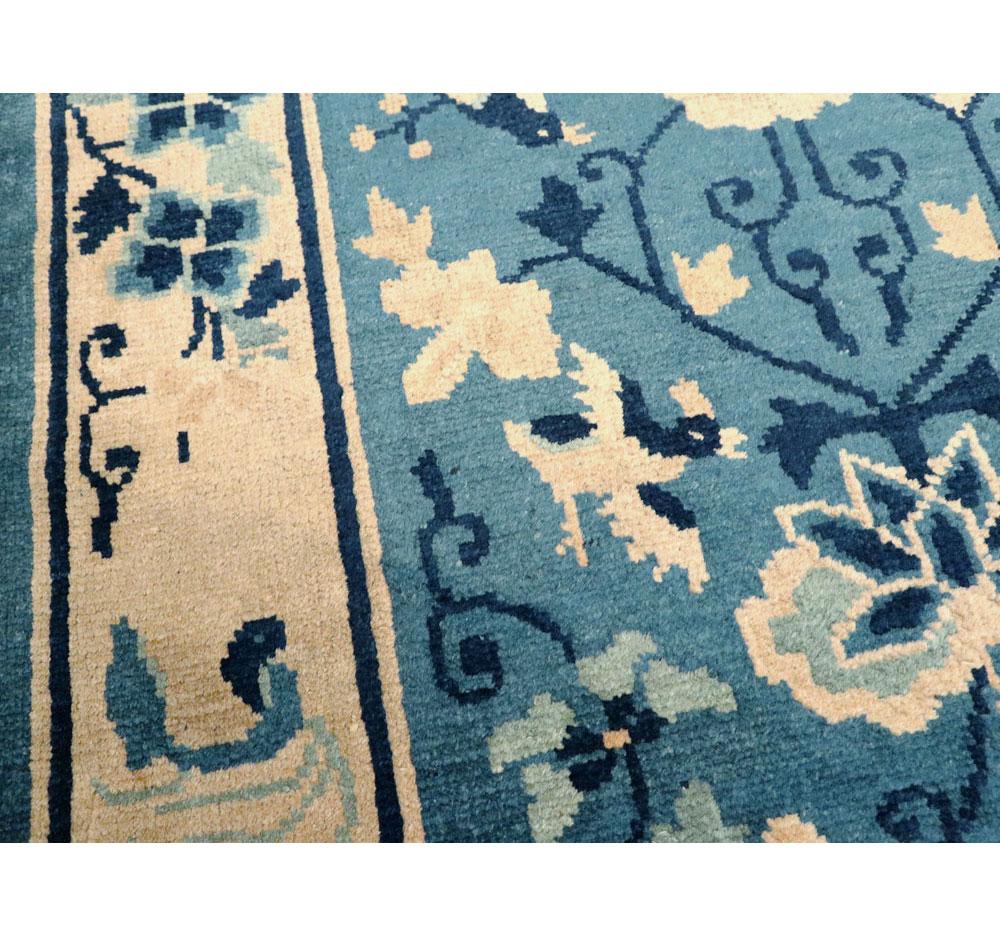 Mid-20th Century Handmade Chinese Peking Throw Rug in Cream and Light Blue In Excellent Condition For Sale In New York, NY