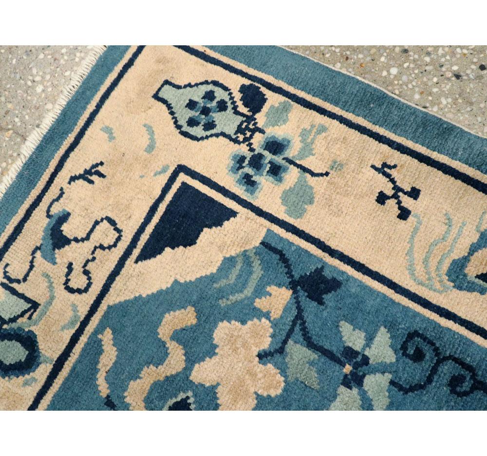 Tapis d'appoint chinois de Pékin du milieu du 20e siècle, fabriqué à la main, de couleur crème et bleu clair Excellent état - En vente à New York, NY