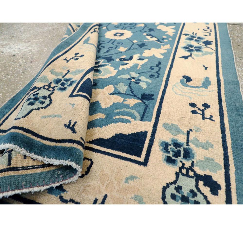 Laine Tapis d'appoint chinois de Pékin du milieu du 20e siècle, fabriqué à la main, de couleur crème et bleu clair en vente