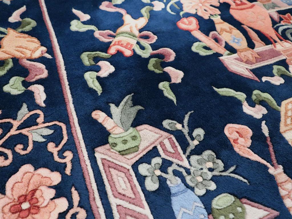 Mitte des 20. Jahrhunderts handgefertigter chinesischer quadratischer Akzentteppich (Art déco) im Angebot