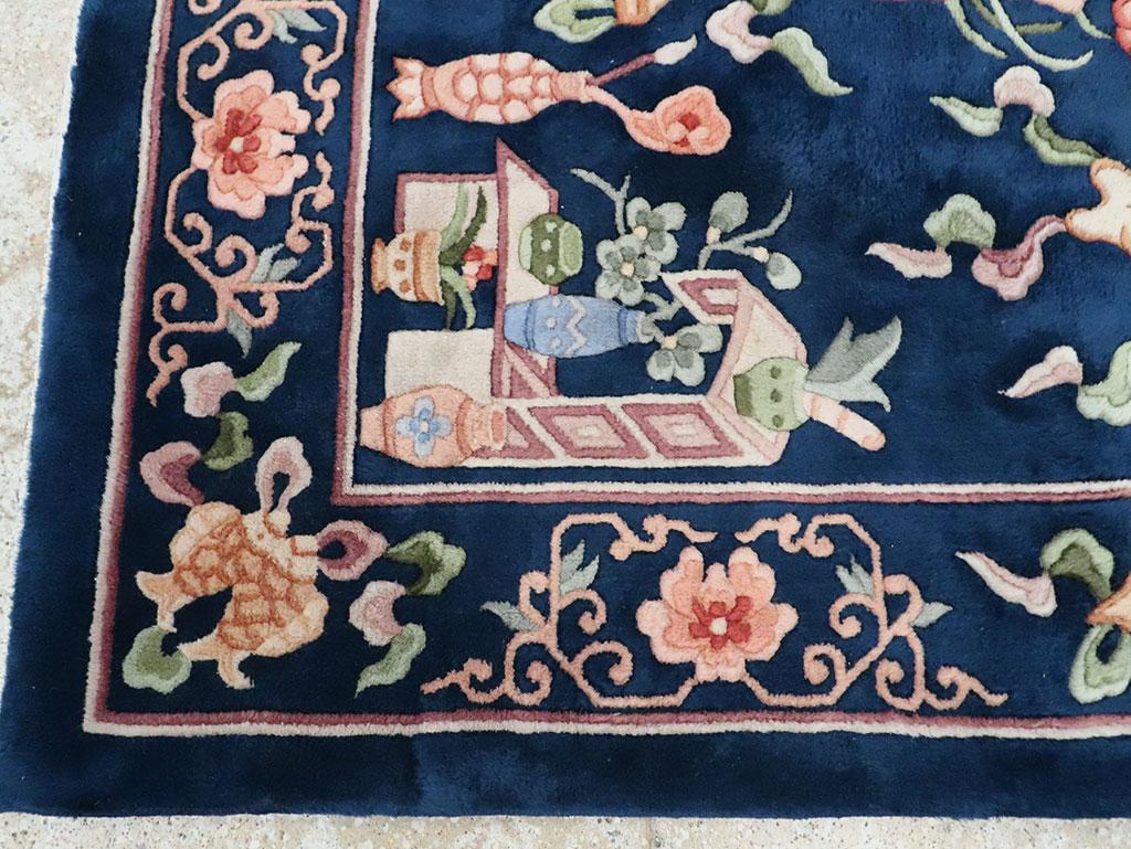Mitte des 20. Jahrhunderts handgefertigter chinesischer quadratischer Akzentteppich (Handgeknüpft) im Angebot