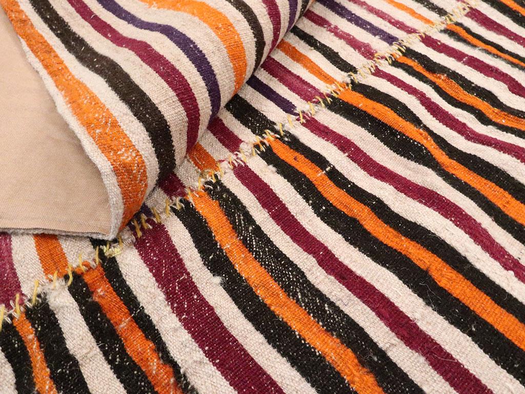Mitte des 20. Jahrhunderts handgefertigter bunter persischer Flachgewebe-Kilim-Akzentteppich im Angebot 3