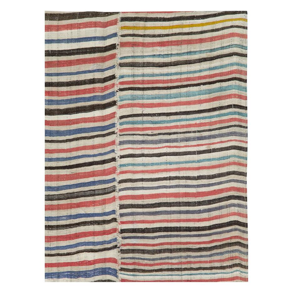 Tappeto tribale persiano d'epoca a trama piatta Rug & Kilim, realizzato a mano a metà del XX secolo con 4 colonne colorate a righe e rilegature bianche.

Misure: 6'7