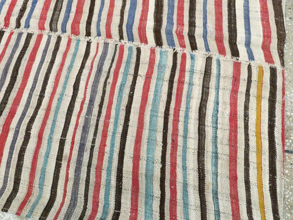 Tessuto a mano Tappeto persiano a tessitura piatta e colorata fatto a mano della metà del 20° secolo & Kilim in vendita