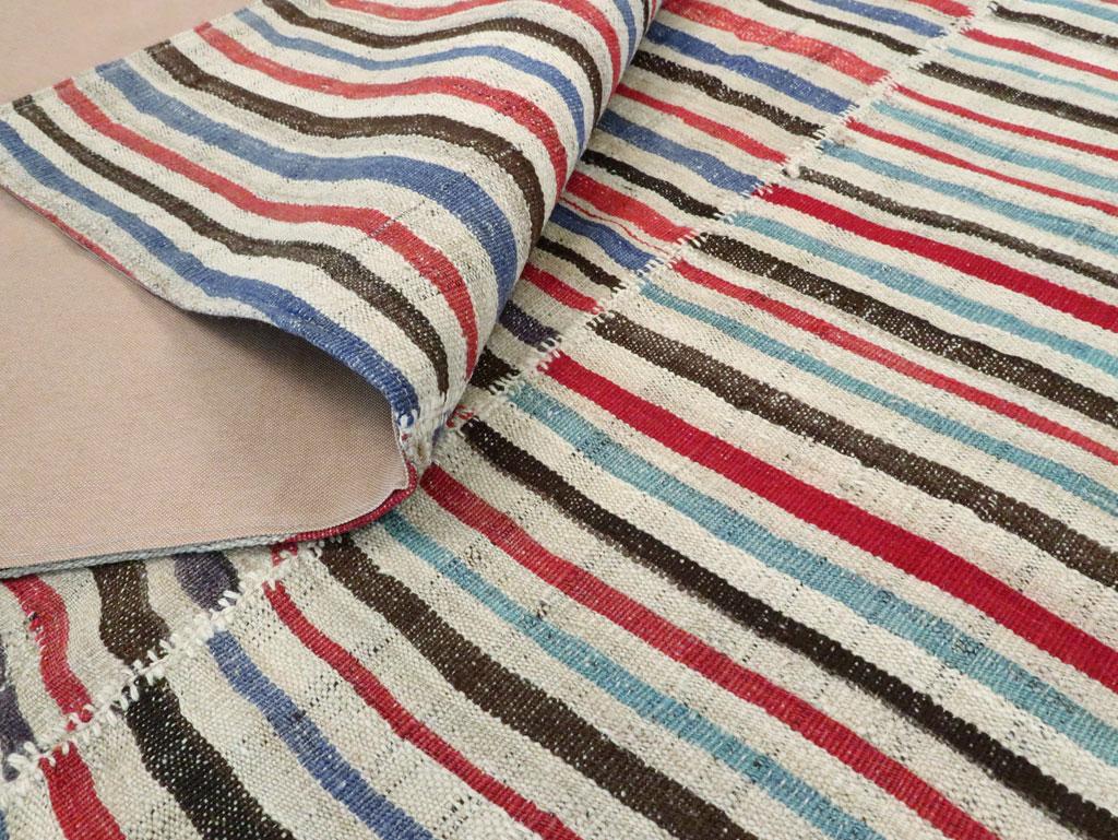 Tappeto persiano a tessitura piatta e colorata fatto a mano della metà del 20° secolo & Kilim In condizioni ottime in vendita a New York, NY