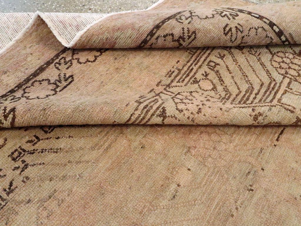 Handgefertigter Ostturkestanischer Khotan-Galerieteppich aus der Mitte des 20. Jahrhunderts im Angebot 4