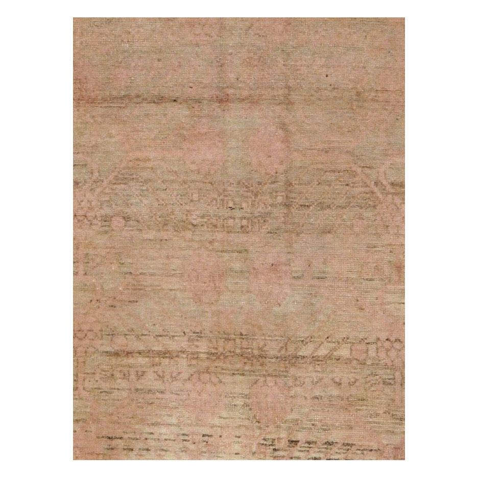 Ein alter ostturkestanischer Khotan-Galerie-Teppich, der Mitte des 20. Jahrhunderts handgefertigt wurde.

Maße: 6' 8