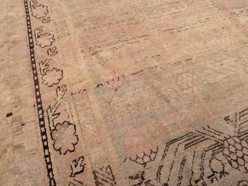 Handgefertigter Ostturkestanischer Khotan-Galerieteppich aus der Mitte des 20. Jahrhunderts (Wolle) im Angebot