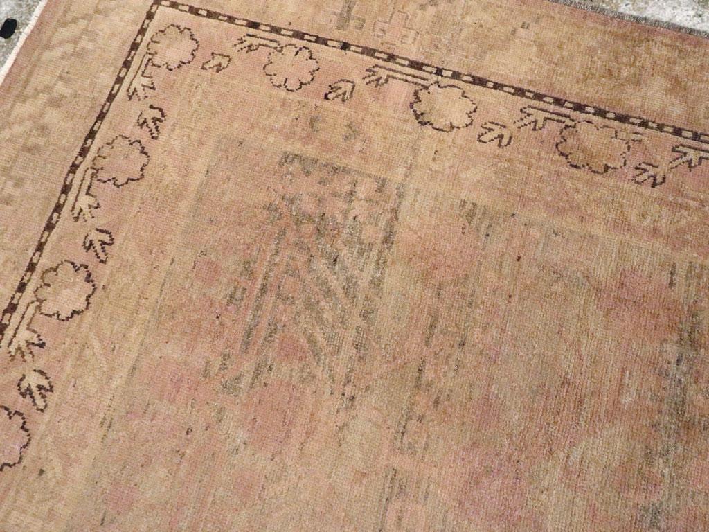 Handgefertigter Ostturkestanischer Khotan-Galerieteppich aus der Mitte des 20. Jahrhunderts im Angebot 1