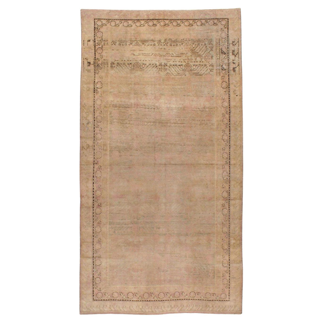 Handgefertigter Ostturkestanischer Khotan-Galerieteppich aus der Mitte des 20. Jahrhunderts im Angebot