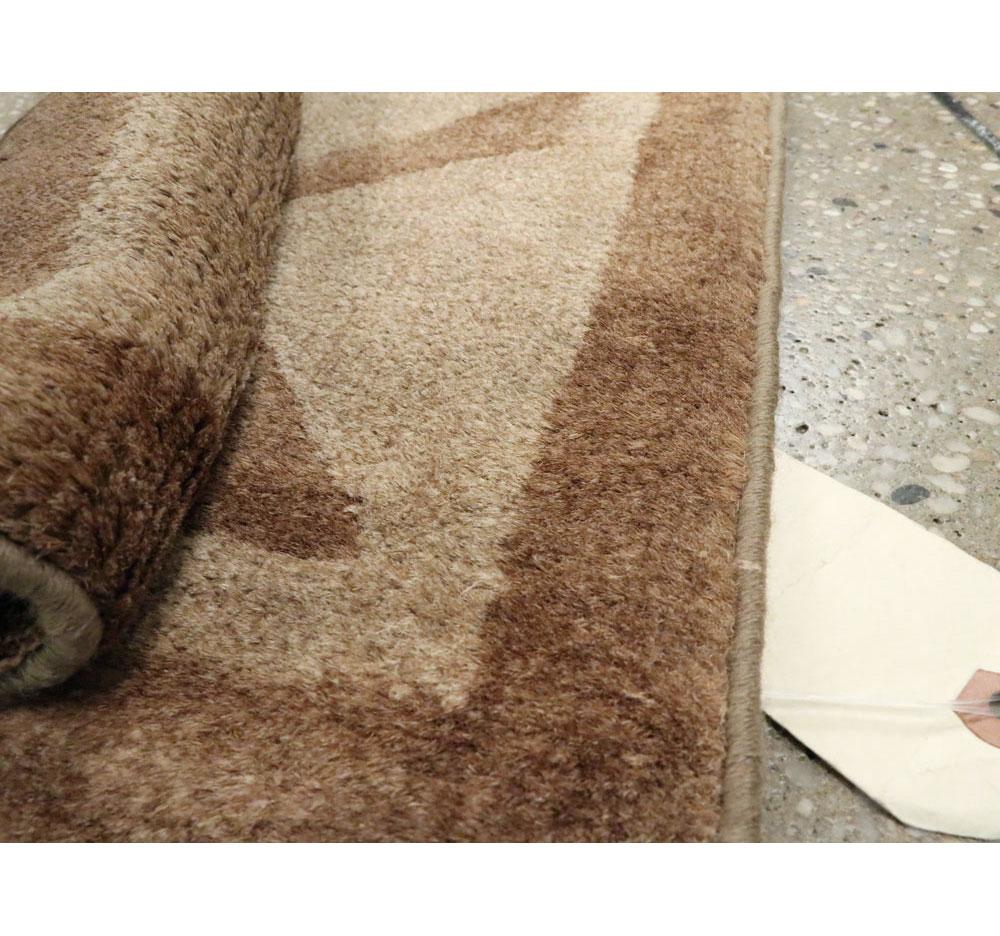 Handgefertigter englischer Teppich im Art-déco-Stil in Braun, Mitte des 20. Jahrhunderts im Angebot 2