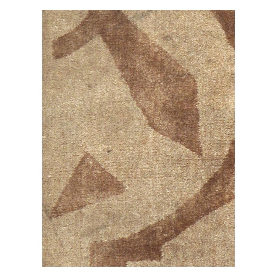 Ein englischer Art-Déco-Teppich aus der Mitte des 20. Jahrhunderts in Brauntönen, handgefertigt.

Maße: 1' 3