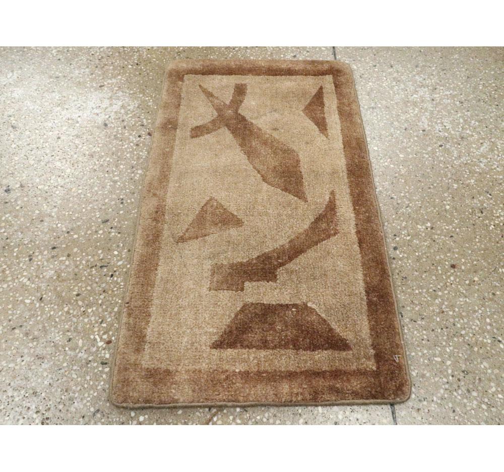 Mid-20th Century Handmade English Art Deco Style Throw Rug in Brown In Excellent Condition For Sale In New York, NY