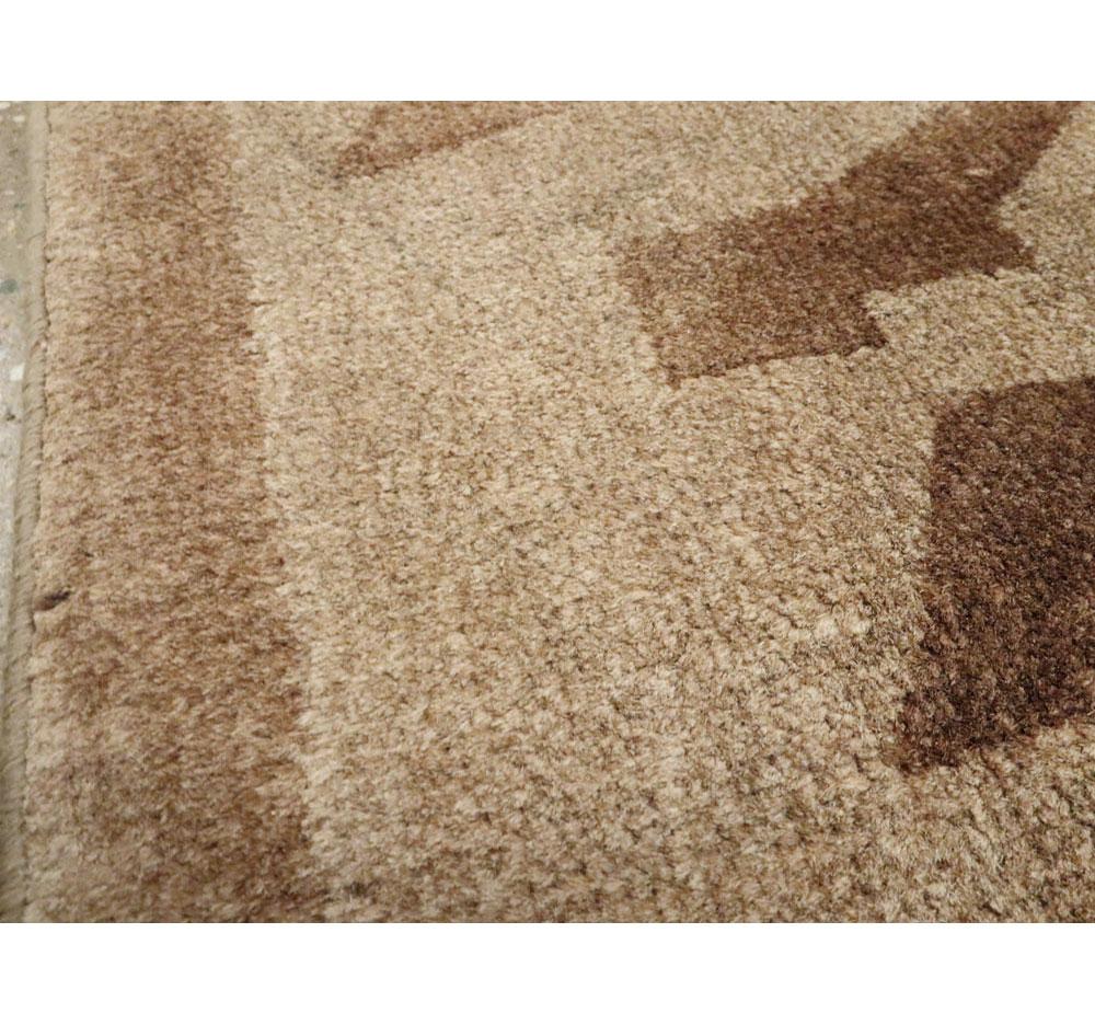 Handgefertigter englischer Teppich im Art-déco-Stil in Braun, Mitte des 20. Jahrhunderts (Englisch) im Angebot
