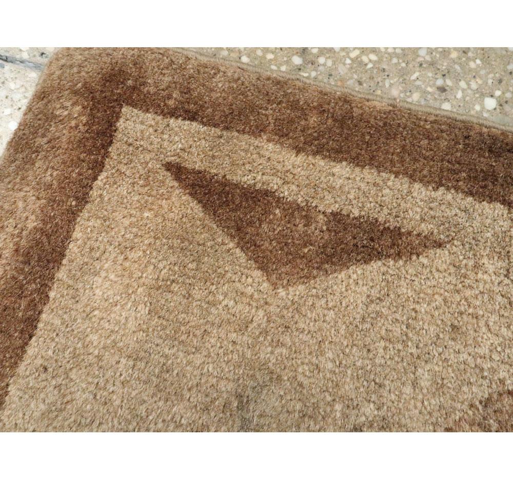Handgefertigter englischer Teppich im Art-déco-Stil in Braun, Mitte des 20. Jahrhunderts (Handgeknüpft) im Angebot