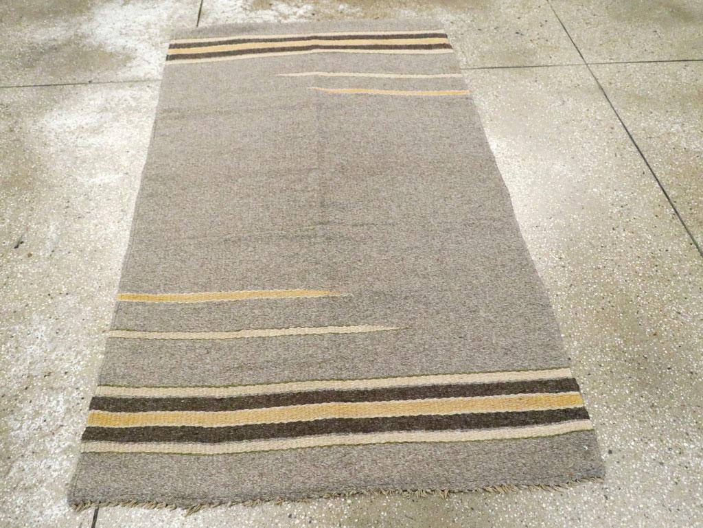 Handgefertigter europäischer flachgewebter Kelim-Teppich aus der Mitte des 20. Jahrhunderts (Skandinavische Moderne) im Angebot