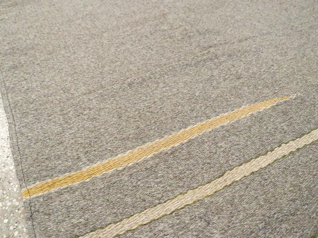 Handgefertigter europäischer flachgewebter Kelim-Teppich aus der Mitte des 20. Jahrhunderts (Polnisch) im Angebot