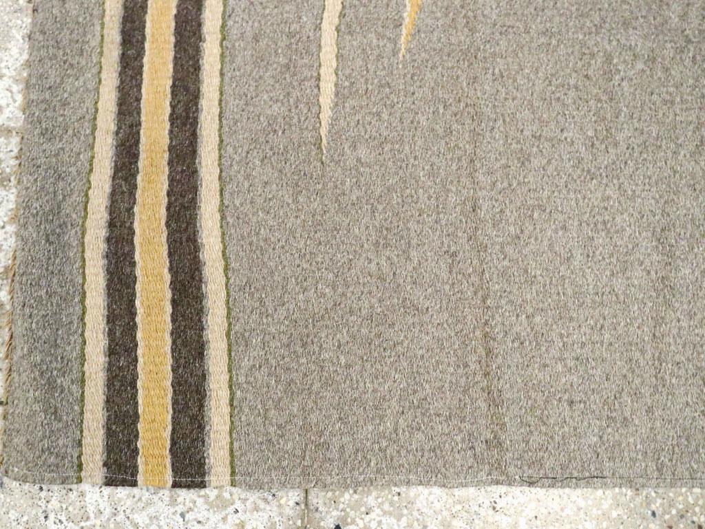 Handgefertigter europäischer flachgewebter Kelim-Teppich aus der Mitte des 20. Jahrhunderts im Zustand „Hervorragend“ im Angebot in New York, NY