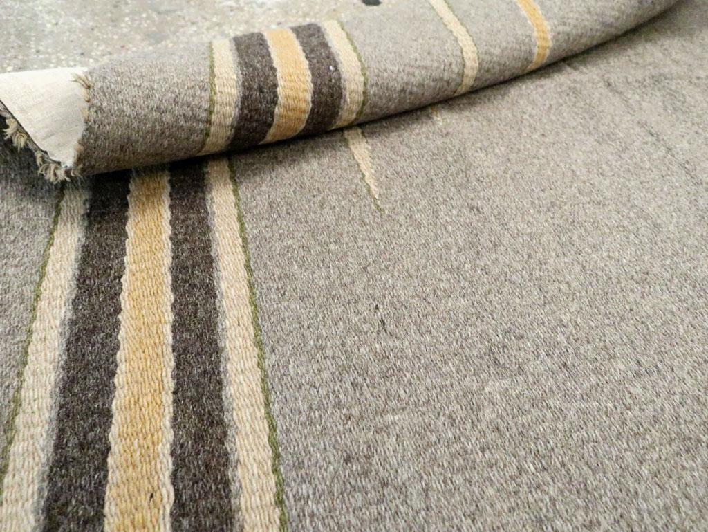 Handgefertigter europäischer flachgewebter Kelim-Teppich aus der Mitte des 20. Jahrhunderts im Angebot 2