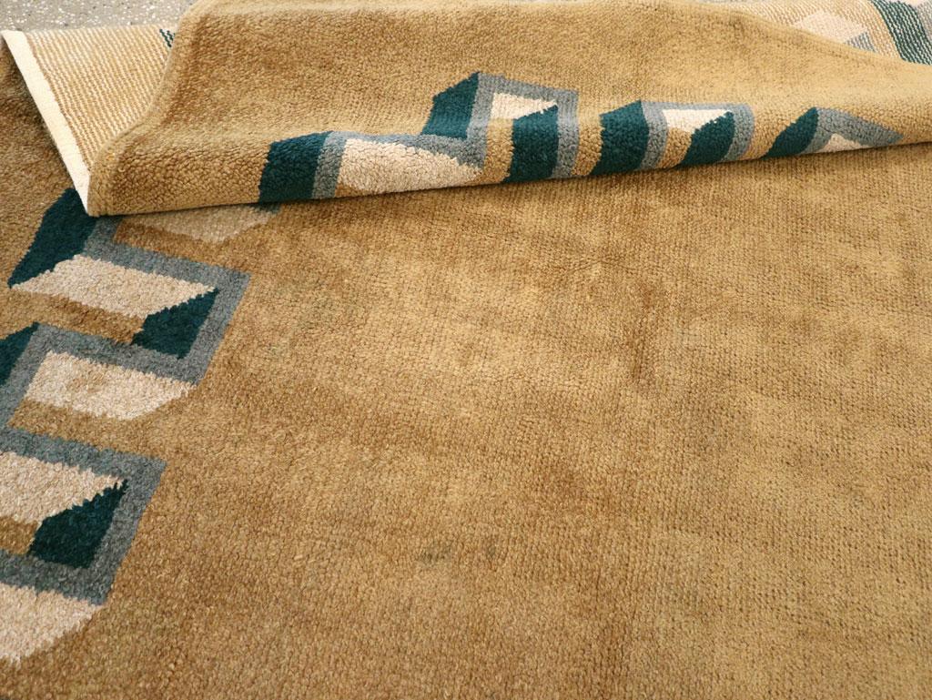 Tappeto di dimensioni pari alla metà del 20° secolo, realizzato a mano in stile Art Deco francese. in vendita 2