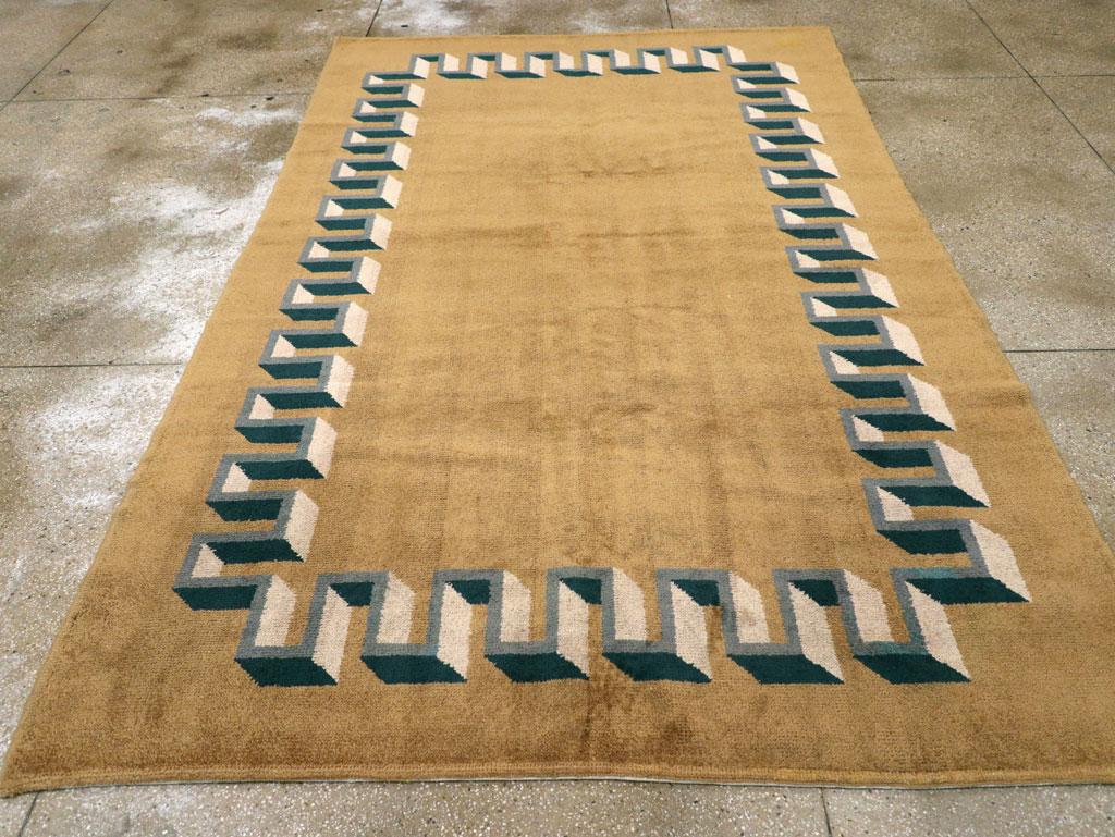 Francese Tappeto di dimensioni pari alla metà del 20° secolo, realizzato a mano in stile Art Deco francese. in vendita