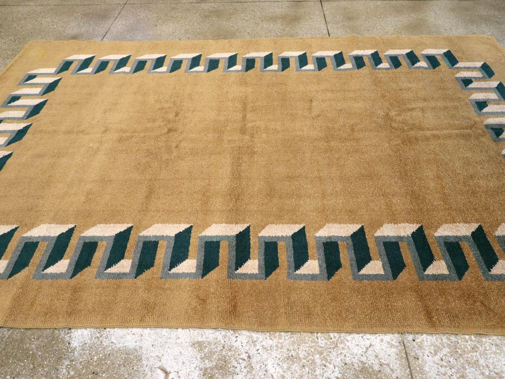 Tappeto di dimensioni pari alla metà del 20° secolo, realizzato a mano in stile Art Deco francese. In condizioni ottime in vendita a New York, NY