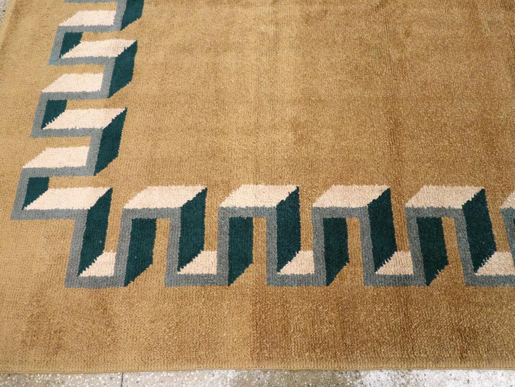 XX secolo Tappeto di dimensioni pari alla metà del 20° secolo, realizzato a mano in stile Art Deco francese. in vendita