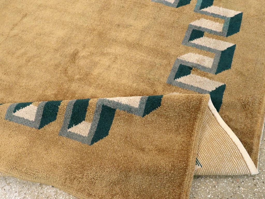 Tappeto di dimensioni pari alla metà del 20° secolo, realizzato a mano in stile Art Deco francese. in vendita 1