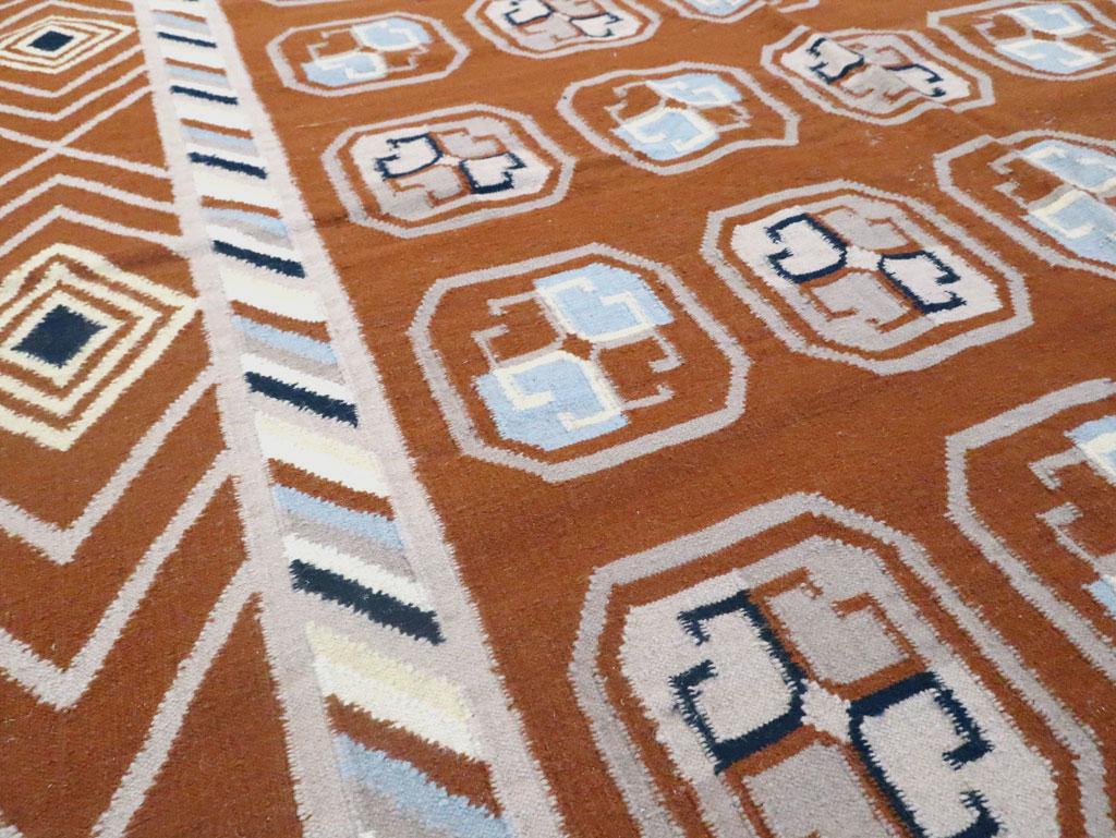 Mid-20th Century Handmade Indian Dhurrie Large Room Size Carpet in Terracotta In Good Condition For Sale In New York, NY