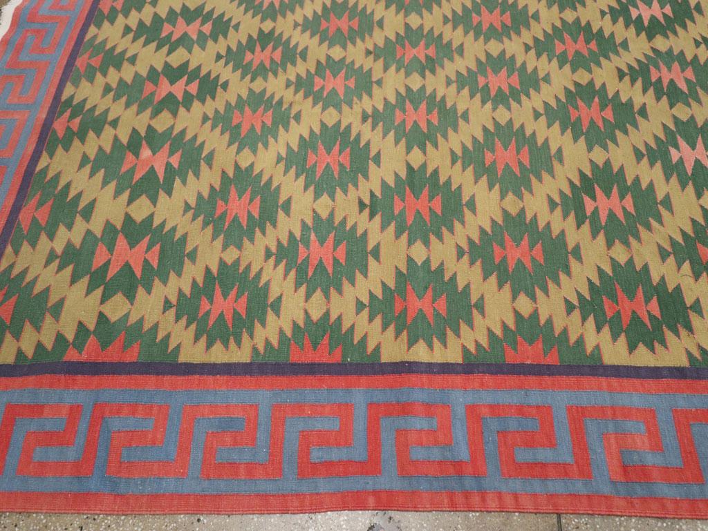 Mid-20th Century Handmade Indian Flatweave Dhurrie Large Room Size Carpet In Excellent Condition For Sale In New York, NY