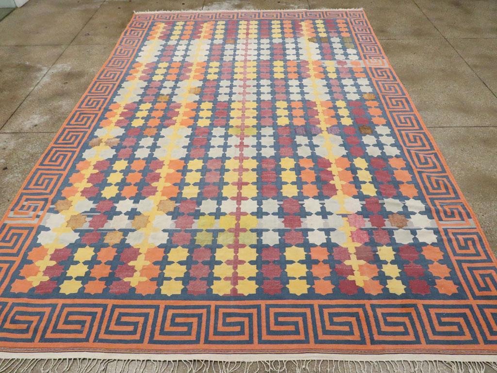 Mid-20th Century Handmade Indian Flatweave Dhurrie Room Size Carpet In Excellent Condition For Sale In New York, NY