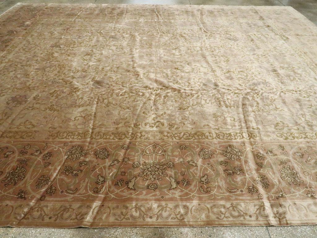 Großer indischer Teppich in Zimmergröße, handgefertigt, Lahore, Mitte des 20. Jahrhunderts (Wolle) im Angebot