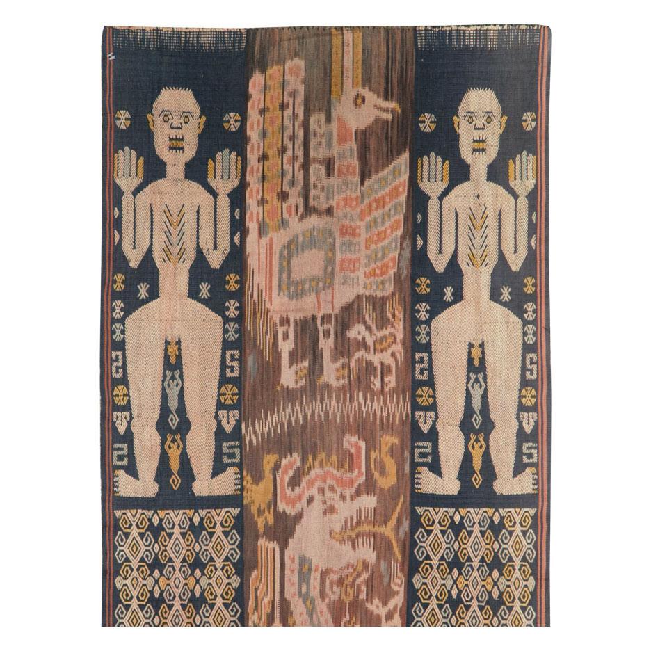 Ein alter indonesischer Textilteppich im Läuferformat, handgefertigt in der Mitte des 20. Jahrhunderts.

Maße: 2' 0