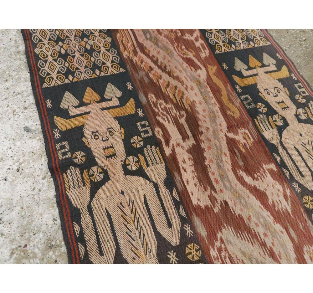 Mitte des 20. Jahrhunderts handgefertigter indonesischer Textil-Läufer-Teppich im Zustand „Gut“ im Angebot in New York, NY