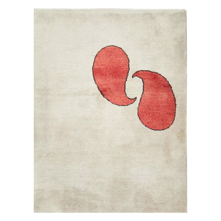 Un tapis carré Art Déco Persan Mashad vintage fait à la main au milieu du 20ème siècle avec 2 motifs paisley (boteh) sur les coins inversés sur un fond ivoire minimaliste et sans bordure.

Mesures : 4' 1