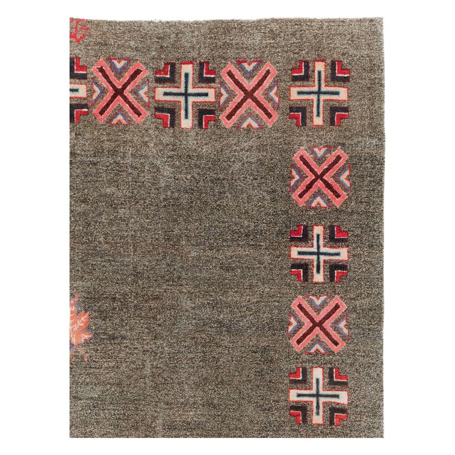 Un tapis persan Art Déco vintage Mashad, dans le style du célèbre atelier Amoghli, fabriqué à la main au milieu du 20e siècle.

Mesures : 6' 3