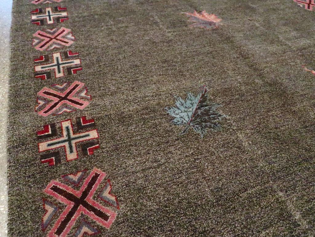 Handgefertigter persischer Art-déco-Teppich mit Mashad-Akzenten aus der Mitte des 20. Jahrhunderts (Persisch) im Angebot