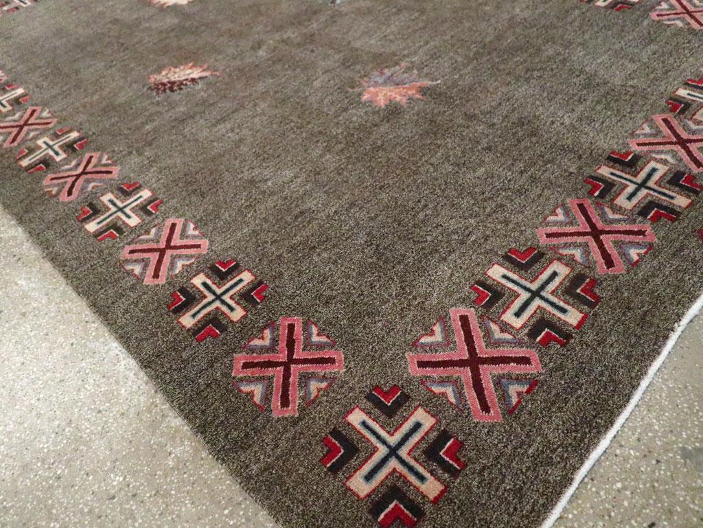 Handgefertigter persischer Art-déco-Teppich mit Mashad-Akzenten aus der Mitte des 20. Jahrhunderts im Zustand „Hervorragend“ im Angebot in New York, NY